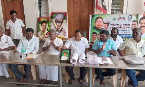 அவினாசியில் அ.தி.மு.க. பூத் கமிட்டி ஆலோசனை கூட்டம்