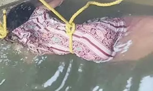 ஆற்றில் பிணமாக மிதந்த பெண் பிணம்