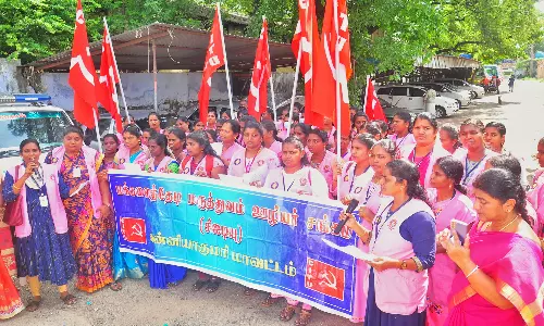 நாகர்கோவிலில் மக்களை தேடி மருத்துவம் திட்ட ஊழியர்கள் ஆர்ப்பாட்டம்