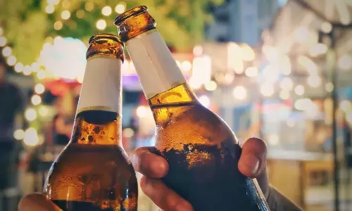 போட்டியில் வெற்றி பெற்ற கன்று குட்டிக்கு பீர் பாட்டில்கள் பரிசு: உரிமையாளர்கள் உற்சாகத்தில் ஆரவாரம்