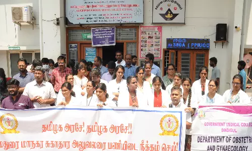 திண்டுக்கல் அரசு ஆஸ்பத்திரியில் டாக்டர்கள் திடீர் தர்ணா போராட்டம்