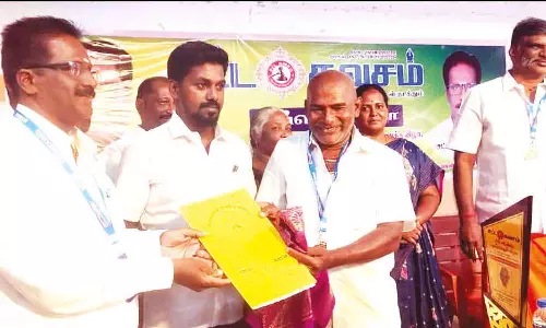 திருமுருகன் ரியல் எஸ்டேட் நிறுவனம் சார்பில் ஏழை தொழிலாளிக்கு இலவச தானக்கிரைய பத்திரம் - நிறுவனர் மோகன் வழங்கினார்