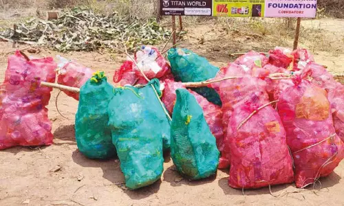 ஆனைமலை புலிகள் காப்பகத்துக்கு உட்பட்ட ஏழுமலையான் கோவில் வனப்பகுதியில் குப்பைகளை சேகரித்த தன்னார்வலர்கள்