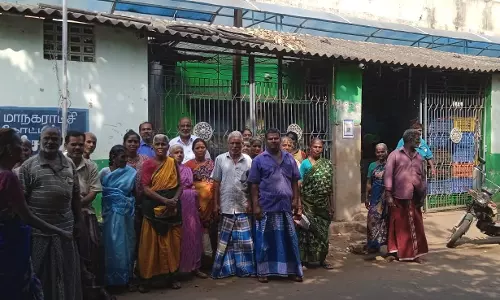 வியாபாரிகள் திடீர் கடை அடைப்பு