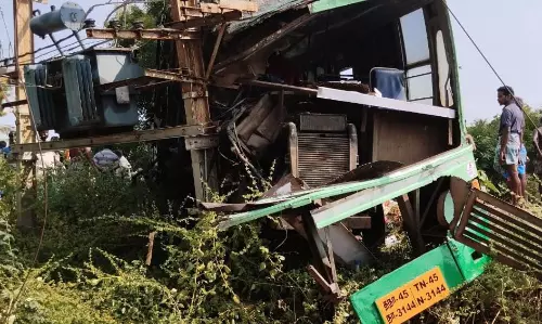 அரசு பேருந்து லாரி மோதிய விபத்தில் 11 பேர்கள் காயம்