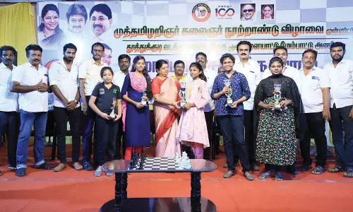 கலைஞர் நூற்றாண்டு விழாவையொட்டி சதுரங்க போட்டியில் வெற்றி பெற்றவர்களுக்கு பரிசு - அமைச்சர் கீதாஜீவன் வழங்கினார்