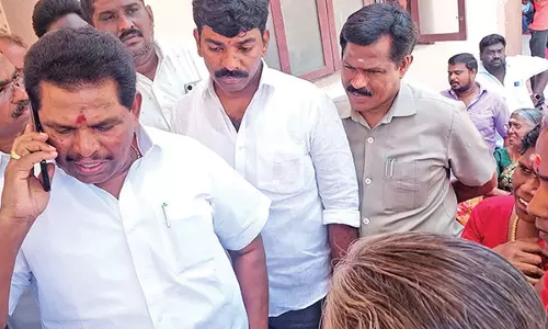 உடன்குடியில் மகளிர் சுய உதவி குழுவினரின்  கோரிக்கைக்கு உடனடி தீர்வு - அமைச்சர் அனிதா ராதாகிருஷ்ணனுக்கு பெண்கள் பாராட்டு