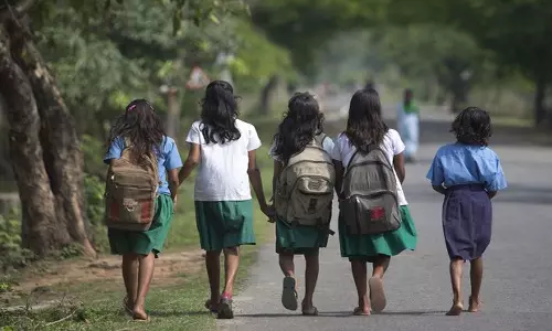 தொடக்கப்பள்ளி இல்லாததால் 3 கி.மீ. தூரம் சென்று குழந்தைகள் கல்வி கற்கும் அவலம்