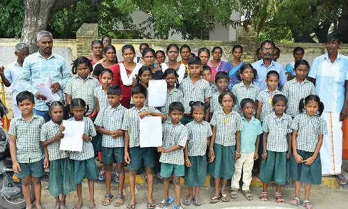 நெல்லை அருகே மது போதையில் பள்ளிக்கு வருவதாக தலைமை ஆசிரியர் மீது மாணவர்கள் புகார்