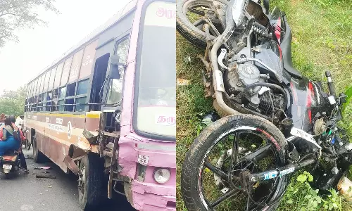 அரசு பஸ் மீது மோட்டார் சைக்கிள் மோதி வாலிபர் படுகாயம்