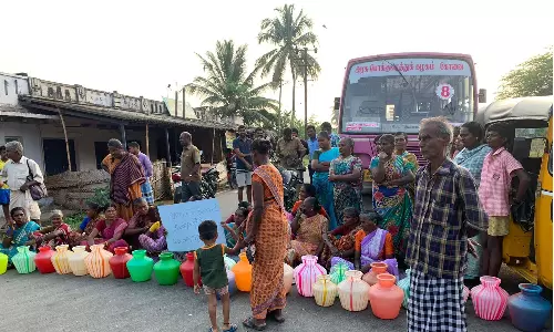 மேட்டுப்பாளையம் அருகே அரசு பஸ்சை சிறைபிடித்து காலிகுடங்களுடன் பெண்கள் மறியல்