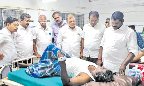 ஆஸ்பத்திரியில் சிகிச்சை பெற்று வரும் மீனவர்களுக்கு ஆறுதல் கூறிய பா.ஜனதா.வினர்