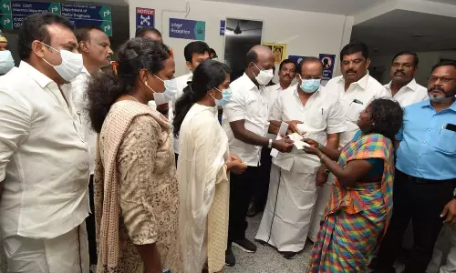 இறந்தவர்களின் குடும்பத்தினருக்கு அமைச்சர்கள் ஆறுதல்