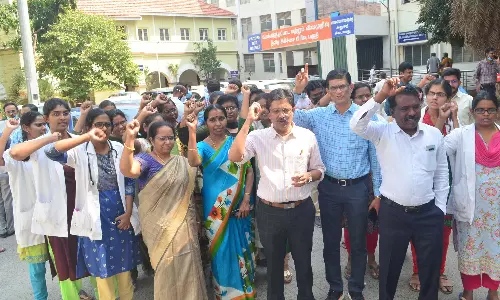 கோவையில் அரசு ஆஸ்பத்திரி டாக்டர்கள் திடீர் தர்ணா போராட்டம்