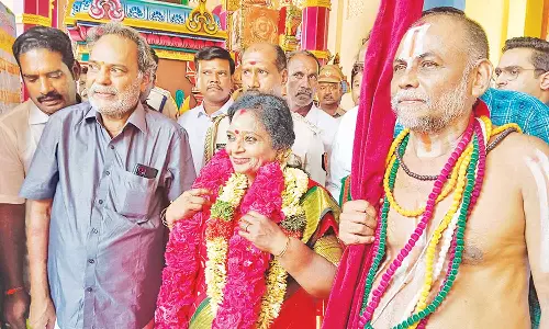 கோழிகுத்தி வானமுட்டி பெருமாள் கோவிலில் தெலுங்கானா கவர்னர் சாமி தரிசனம்