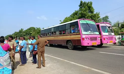 கம்மாபுரத்தில் நிற்காமல் சென்றஅரசு பஸ் மீது கல் வீசி கண்ணாடி உடைப்புபஸ்கள் நிறுத்தம் - பயணிகள் அவதி