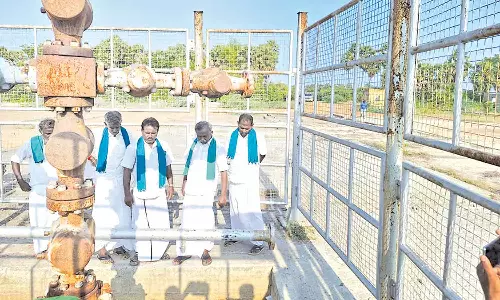 எண்ணெய் கிணற்றில் இருந்து குழாய்களை அகற்றி சிமெண்டு தளம் அமைக்காவிட்டால் போராட்டம்