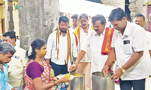 கும்பகோணம் ஆதிகும்பேஸ்வரர் கோவிலில் பக்தர்களுக்கு அன்னதானம் வழங்கல்