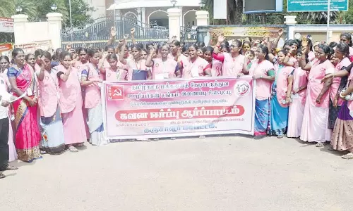 தஞ்சையில், மருத்துவ ஊழியர்கள் கவனஈர்ப்பு ஆர்ப்பாட்டம்