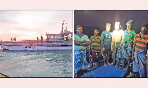 உவரி தூண்டில் வளைவில் தரை தட்டிய விசைப்படகு மற்றொரு படகு மூலம் மீட்க முயற்சி