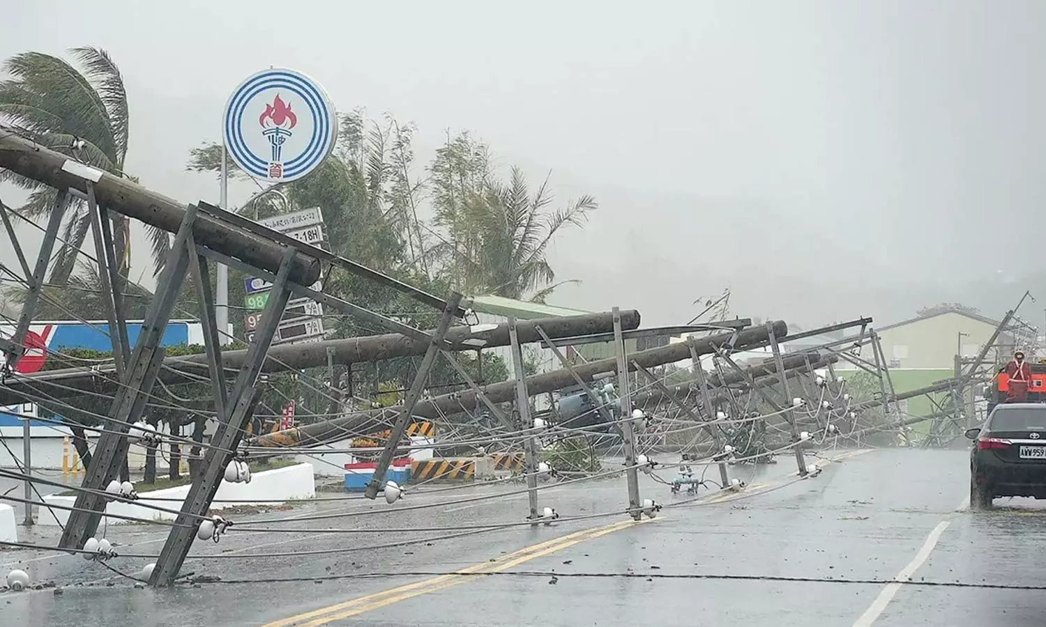 கொய்னு புயலால் ஹாங்காங்கில் ஏராளமான விமானங்கள் ரத்து