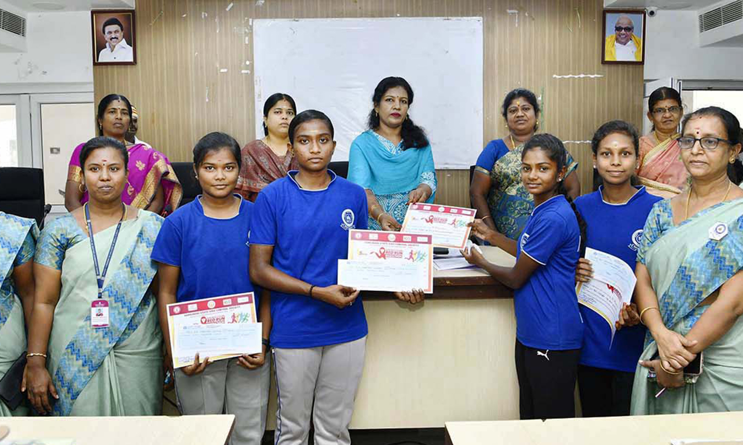 மாரத்தான், பேச்சுப் போட்டிகளில் வெற்றி பெற்றவர்களுக்கு பாராட்டுச் சான்றிதழ் -கலெக்டர் வழங்கினார்