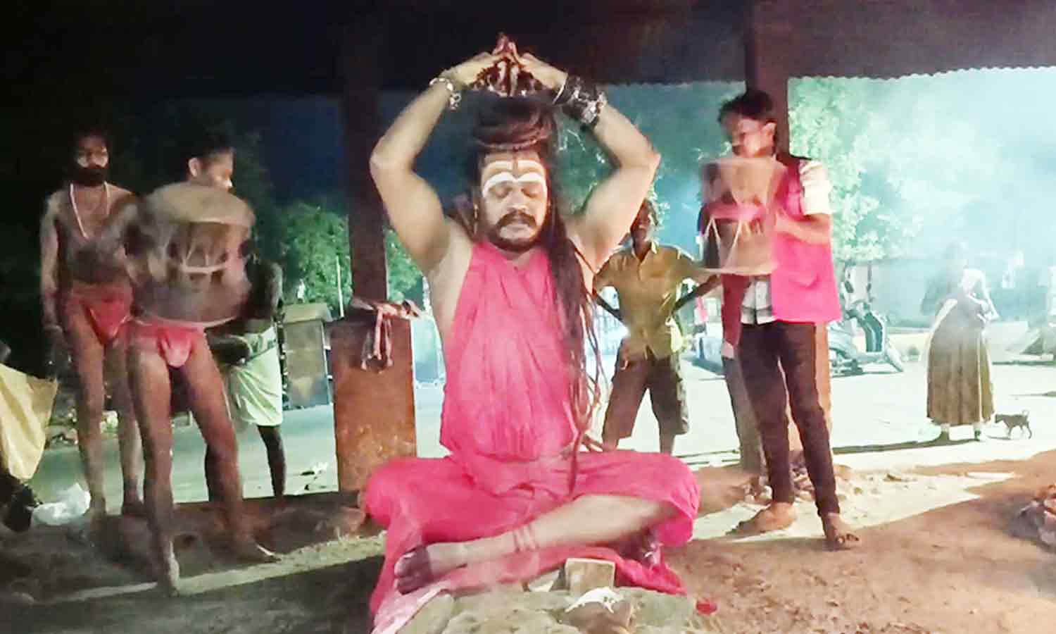 சுடுகாட்டில் சடலத்தின் மீது அமர்ந்து அகோரிகள் நடத்திய வினோத பூஜையால் பரபரப்பு