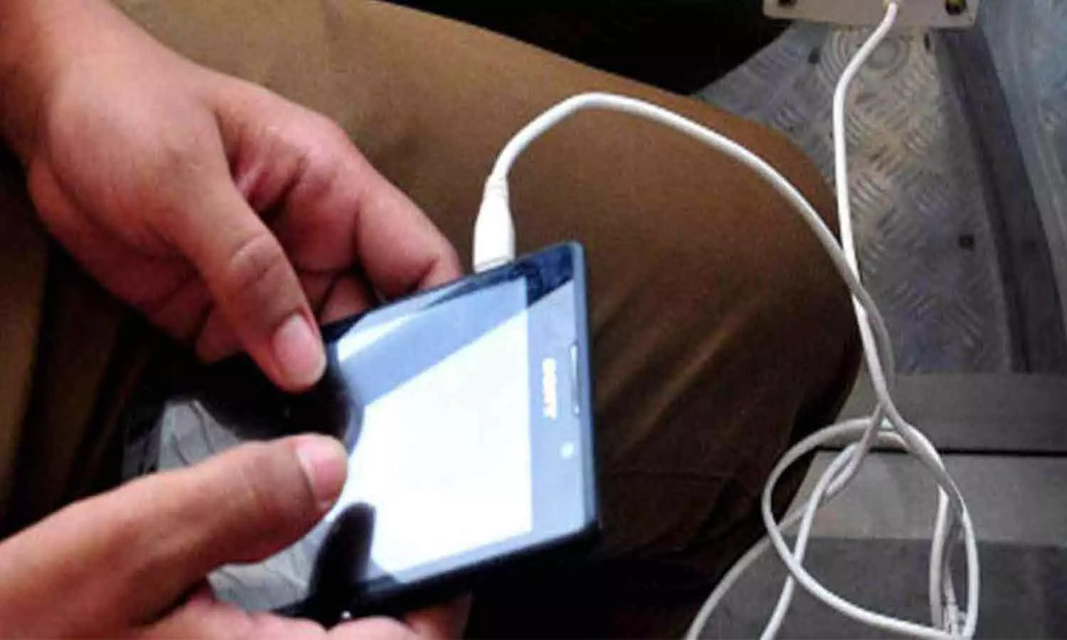 ஒட்டன்சத்திரம் அருகே செல்போன் வெடித்து சிதறி 3 பேர் படுகாயம்