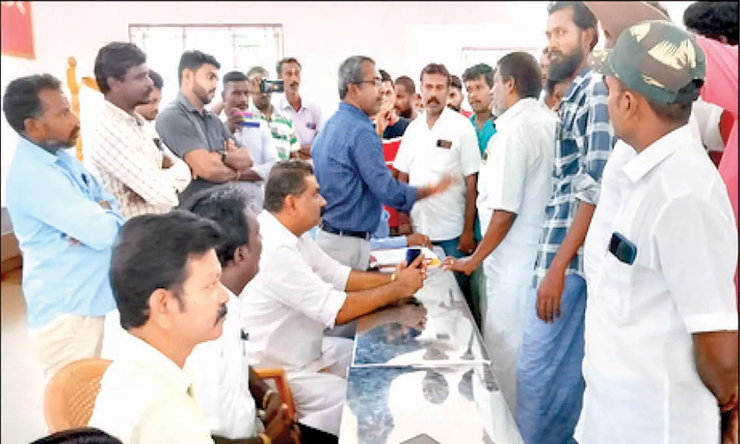 தோவாளையில் ஆலோசனை கூட்டத்தில் அதிகாரிகளிடம் வாக்குவாதம் செய்த பொதுமக்களால் பரபரப்பு