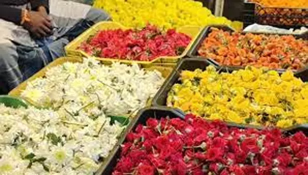 திருமண விசேஷங்கள் இல்லாததால் பூக்களின் விலை வீழ்ச்சி