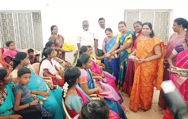 சாத்தான்குளம் யூனியனில் சமுதாய வளைகாப்பு விழாவில் 100 பெண்களுக்கு சீர்வரிசை பொருட்கள்