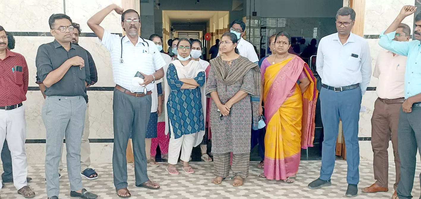 அரசு மருத்துவக்கல்லூரி டாக்டர்கள் தர்ணா போராட்டம் அரசு மருத்துவக்கல்லூரி டாக்டர்கள் தர்ணா போராட்டம்