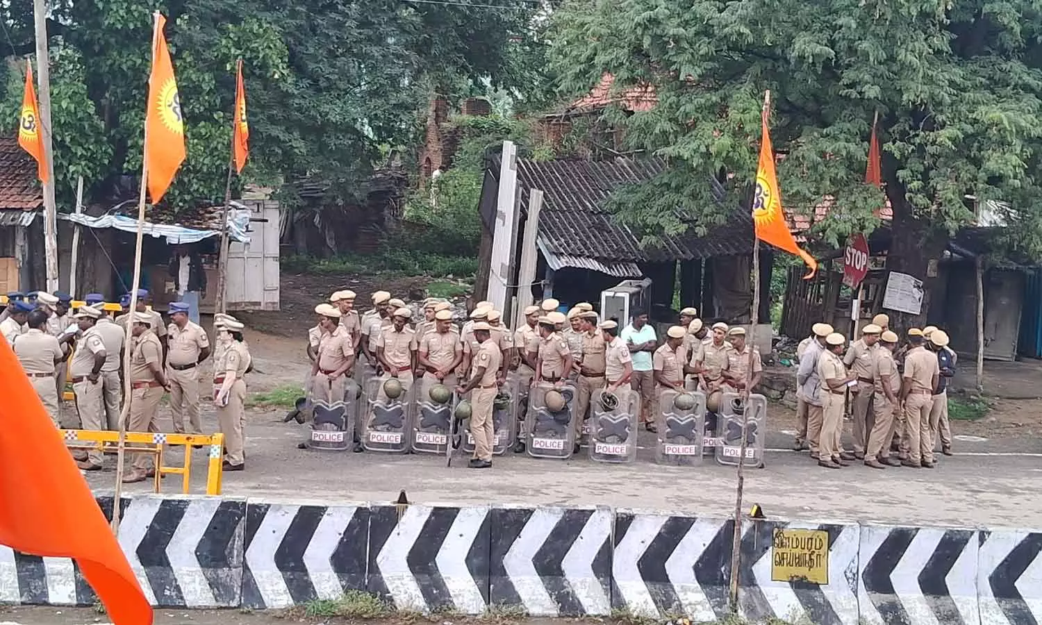 இந்து அமைப்பினர் ஊர்வலம், பொதுகூட்டம் நடத்த அனுமதி மறுப்பு: ஏராளமான போலீசார் குவிப்பு-பரபரப்பு இந்து அமைப்பினர் ஊர்வலம், பொதுகூட்டம் நடத்த அனுமதி மறுப்பு: ஏராளமான போலீசார் குவிப்பு-பரபரப்பு