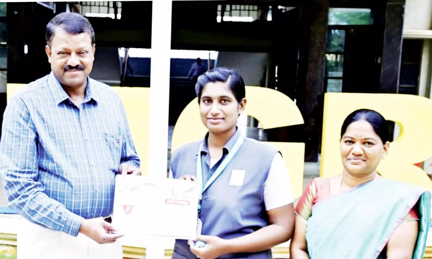 கட்டுரைப் போட்டியில் வெற்றி பெற்ற  ஓசூர் எம்.ஜி.ஆர் கல்லூரி மாணவிக்கு பாராட்டு