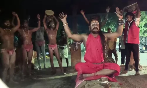 பிணத்தின் மீது அமர்ந்து அகோரிகள் நடத்திய வினோத பூஜை