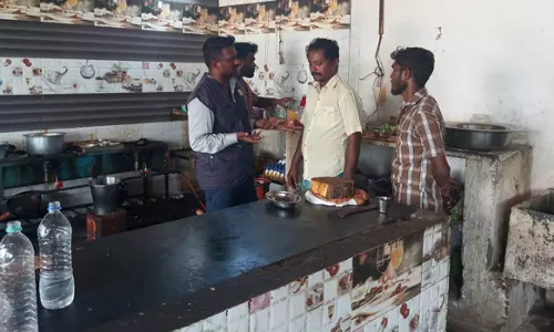 பரமத்திவேலூரில் பேக்கரி, ஓட்டல்களில் உணவு பாதுகாப்பு துறை அலுவலர்கள் திடீர் சோதனை