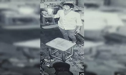 பேக்கரி கடையின் கதவை உடைத்து கல்லாவில் இருந்த ரூ.1 லட்சம் திருட்டு