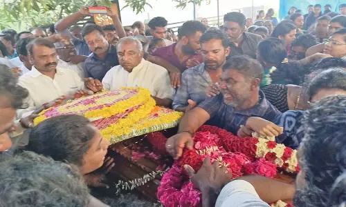 மணப்பாடு கடலில் மூழ்கி பலியான மீனவர் உடலுக்கு மத்திய மந்திரி எல்.முருகன்- பொன்.ராதாகிருஷ்ணன் அஞ்சலி