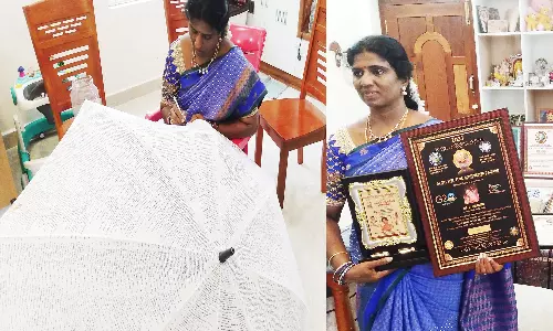 அரசு பள்ளி ஆசிரியை குடை உள்ளிட்ட வீட்டு உபயோக பொருட்களில் 1,330 திருக்குறளை எழுதி சாதனை