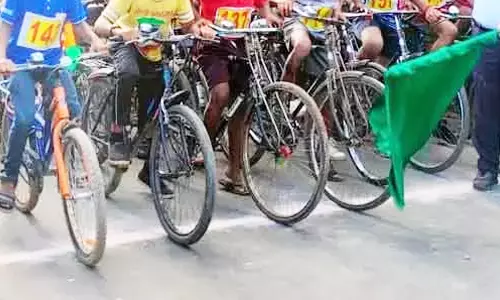 பள்ளி மாணவர்களுக்கு சைக்கிள் போட்டி