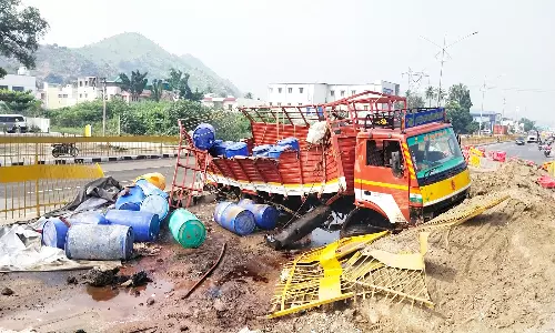 வேலூர் தேசிய நெடுஞ்சாலையில் லாரி கவிழ்ந்து விபத்து