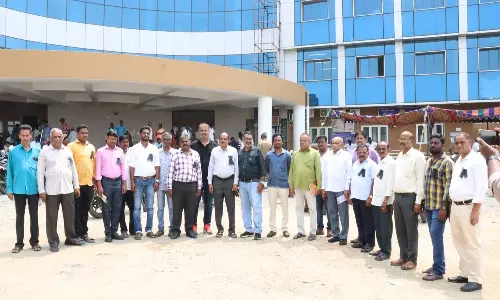 தொழில் நிறுவனங்களின் உரிமையாளர்கள் கலெக்டரிடம் மனு