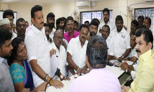 பாளை மார்க்கெட்  அம்மா உணவகம் அருகே கழிப்பிடத்தை முறையாக பராமரிக்க வேண்டும்- மேயரிடம் அ.தி.மு.க. நிர்வாகிகள் மனு