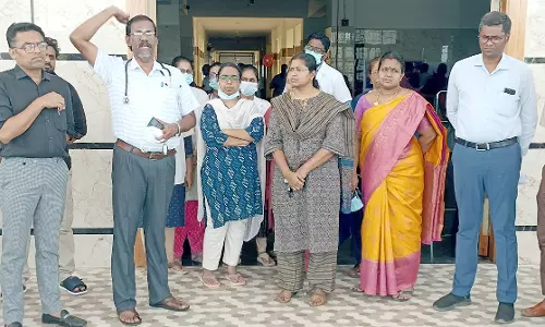 அரசு மருத்துவக்கல்லூரி டாக்டர்கள் தர்ணா போராட்டம்