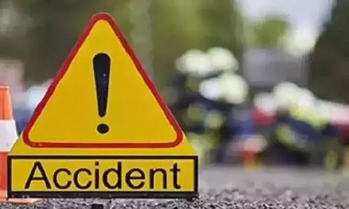 கல்பாக்கம் அருகே மோட்டார் சைக்கிள்கள் மோதி 2 வாலிபர்கள் பலி- 2 பெண்கள் படுகாயம்