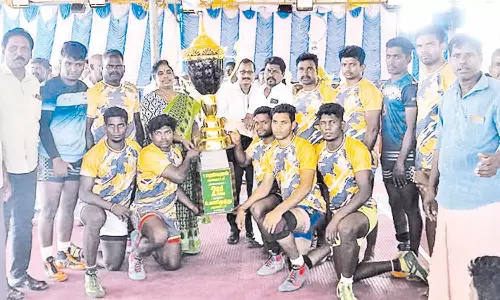 கபடி போட்டியில் வென்ற அணிக்கு கோப்பை வழங்கல்