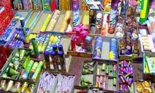 விதிமுறைகளை மீறி இயங்கும் பட்டாசு கடைகள்