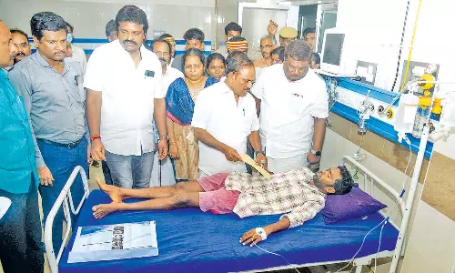 ஆஸ்பத்திரியில் சிகிச்சை பெறுபவர்களுக்கு அமைச்சர்கள் நேரில் ஆறுதல்