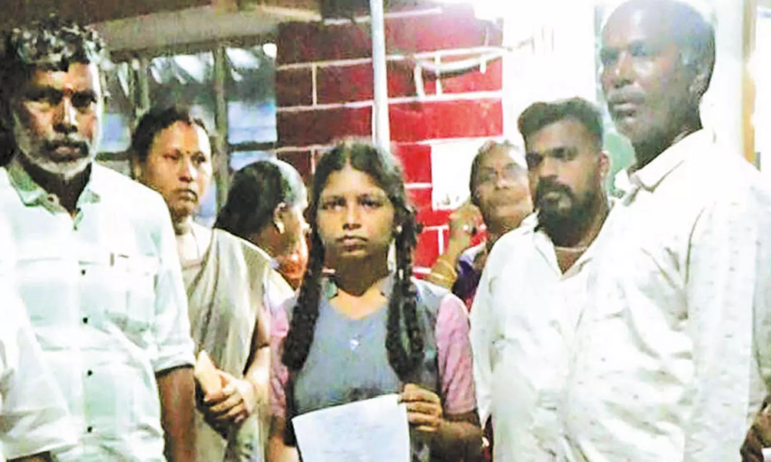 பள்ளி மாணவியை தாக்கிய கண்டக்டர்: நடவடிக்கை எடுக்கக்கோரி போலீசில் புகார் பள்ளி மாணவியை தாக்கிய கண்டக்டர்: நடவடிக்கை எடுக்கக்கோரி போலீசில் புகார்