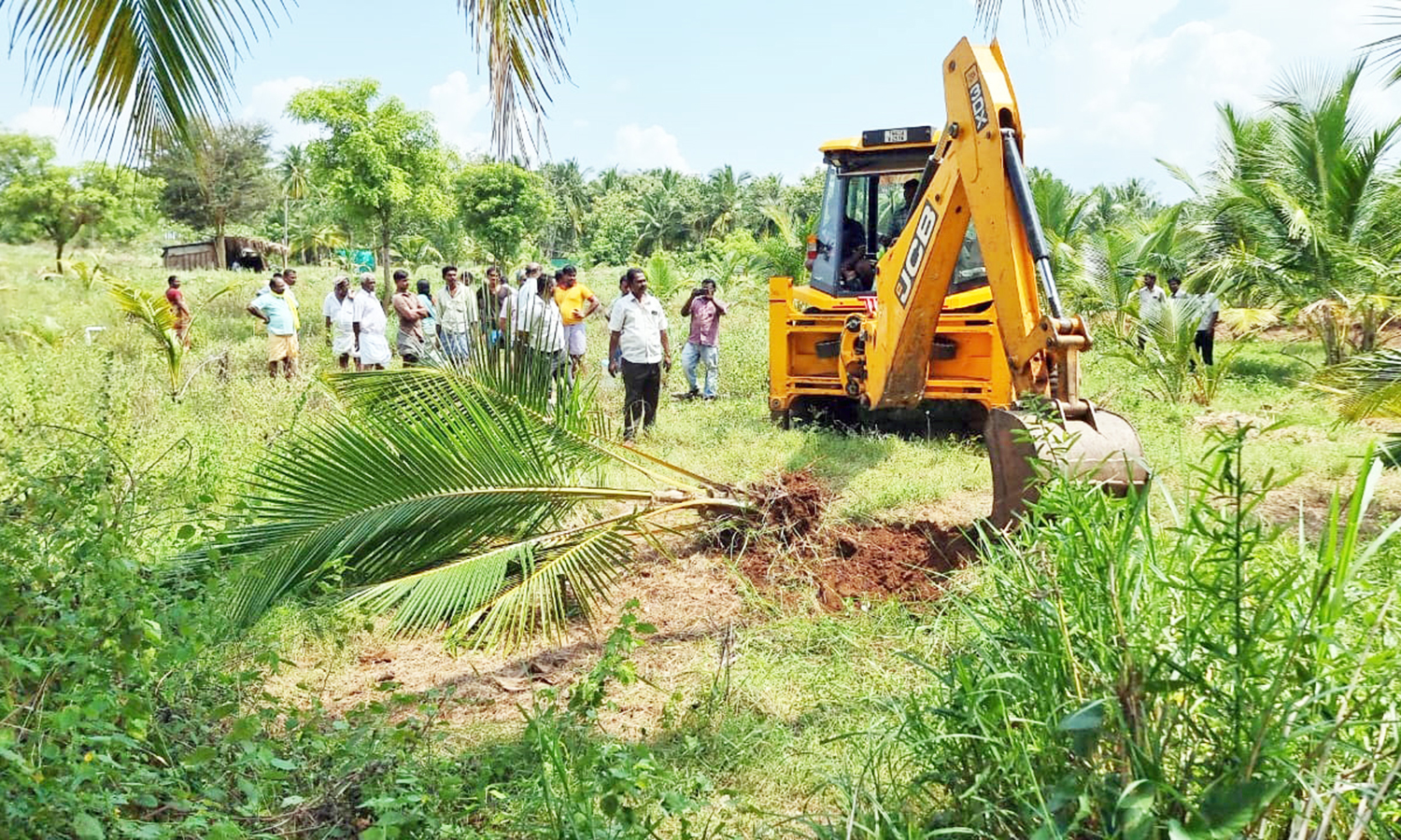 மஞ்சளாறு நீர்தேக்க பகுதியில் ஆக்கிரமிப்புகள் அகற்றம் -பொதுமக்கள் எதிர்ப்பு தெரிவித்ததால் பரபரப்பு